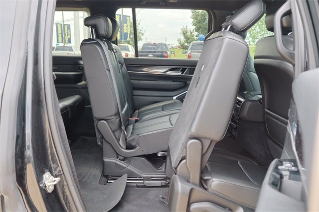 2023 Jeep Wagoneer Base