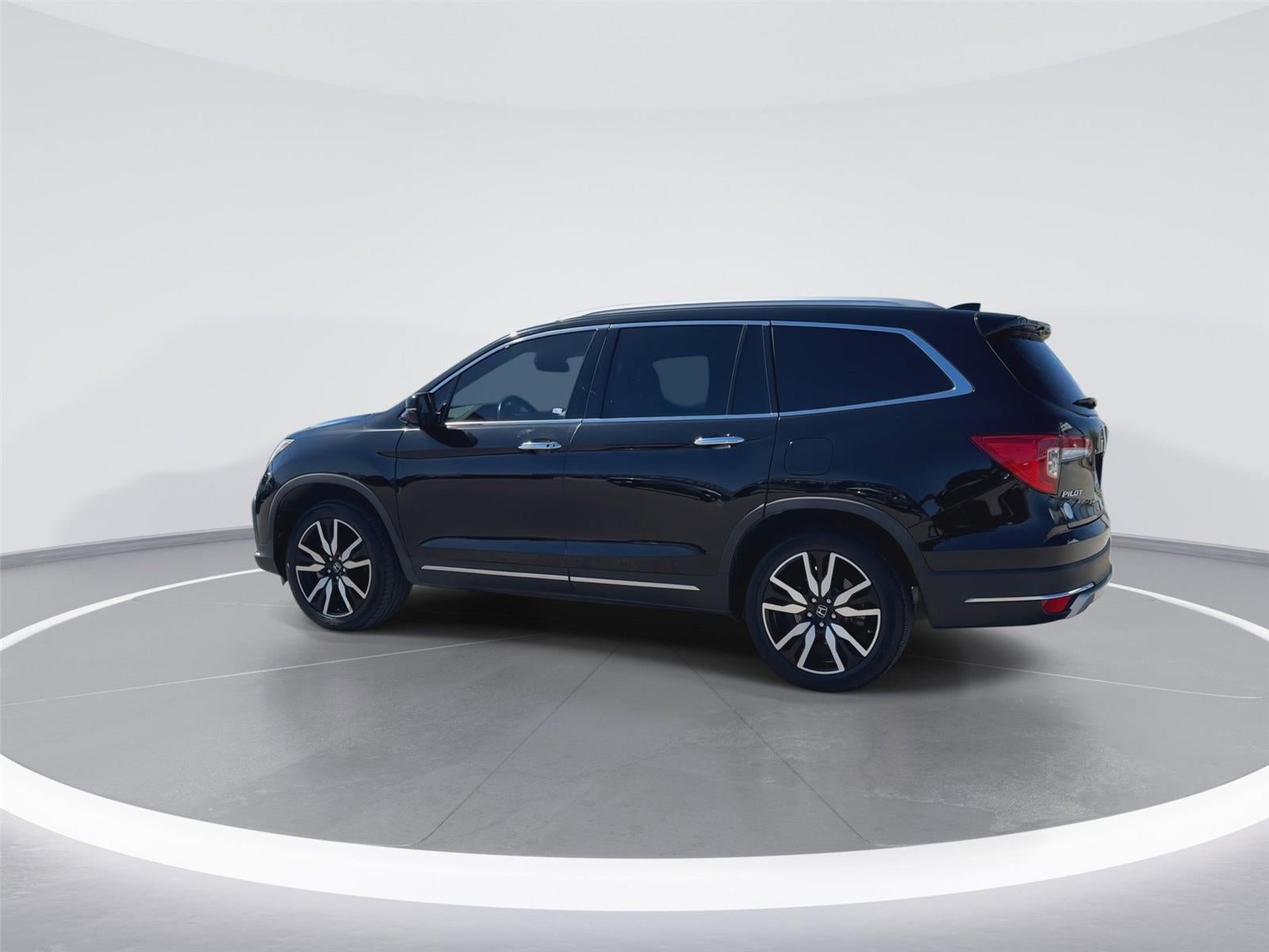 2020 Honda Pilot Touring w/Rear Captain's Chairs