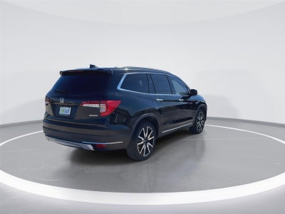2020 Honda Pilot Touring w/Rear Captain's Chairs